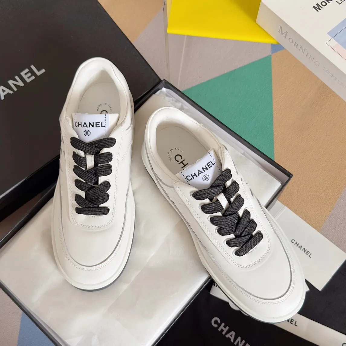 👟👟Ex-factory price 660👟👟 Chanel Chanel 24👟👟Ex-factory price Xiaoxiang Panda color casual sports shoes skateboard shoes original purchase and development production Xiaoxiang C home Another super popular item in the counter, loved by Internet celebrity bloggers and sisters, various praises on social platforms, super popular, high quality, breathable and super spring and summer. Seeing this issue always arouses girls' inner desire for fashion. The latest suede material, classic black and white color, full of fashionable footwear, easy to care for, exquisite packaging at the delivery counter🛍📦 ▪️Fabrics: Original custom imported first-layer cowhide ▪️Inner: Customized soft sheepskin lining ▪️Sole: Original molded T👟👟Factory price U color matching outsole ▪️Sole thickness: 2.5CM ▪️Size: Women's 35-39 (customized for 40